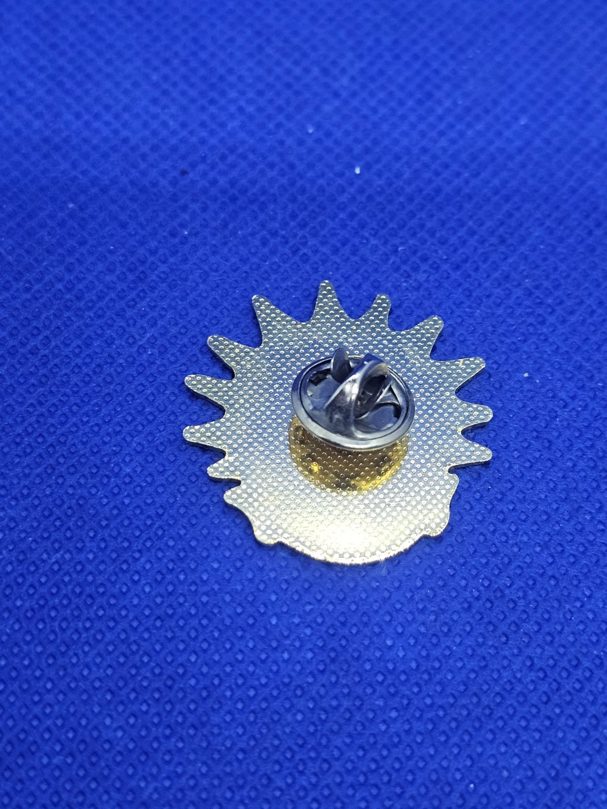 Pin’s Nice Carnaval Roi Couronné Motif Soleil Métal Doré Émaillé Bleu Vintage1
