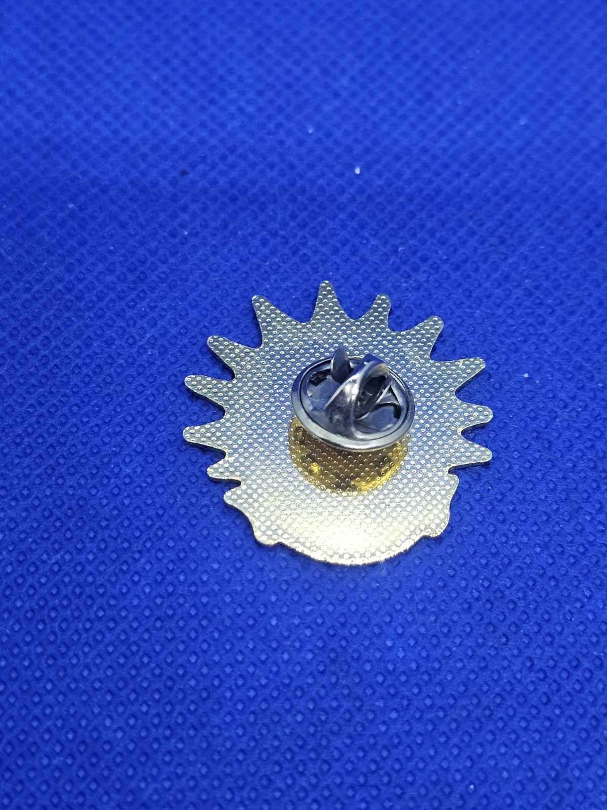 Pin’s Nice Carnaval Roi Couronné Motif Soleil Métal Doré Émaillé Bleu Vintage