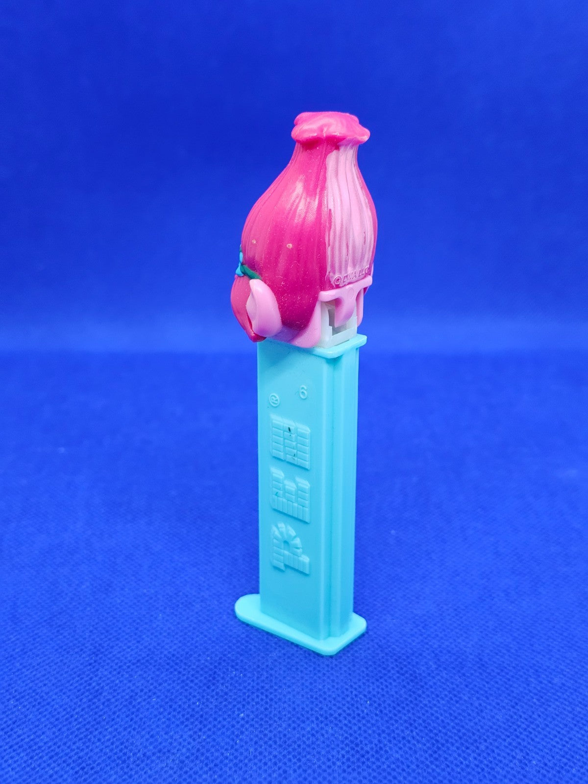Distributeur PEZ Poppy Trolls DreamWorks Stem Bleu Clair2