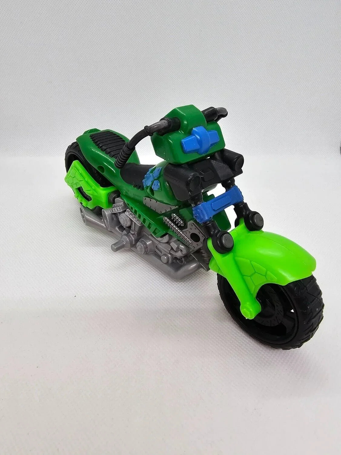 5561748