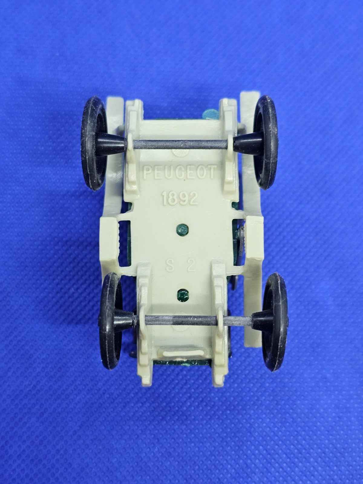 Peugeot 1892 Huilor tacot miniature publicitaire plastique à assembler 6,5 cm