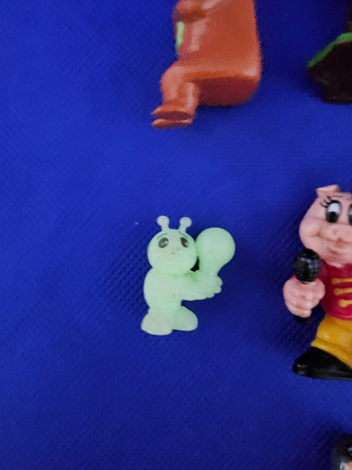 Lot 7 mini figurines Kinder et jouets divers vintage personnages dessin animé4