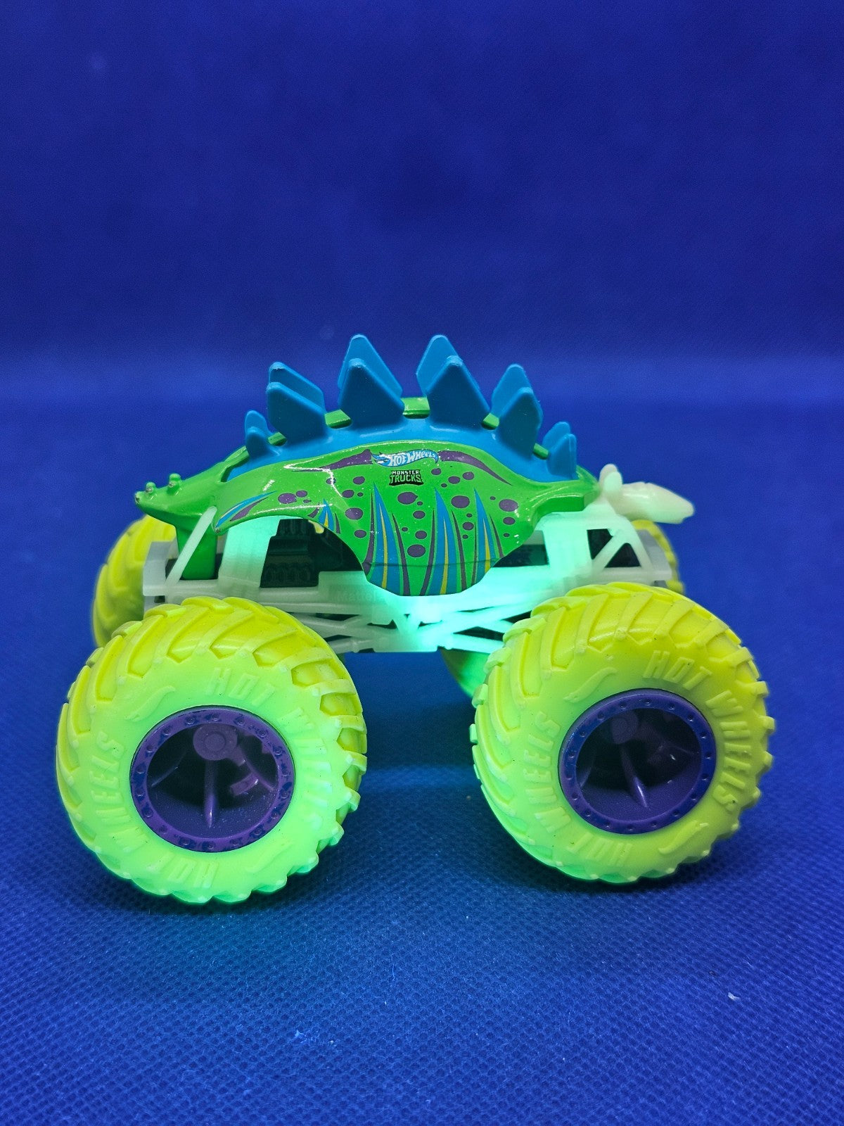 Hot Wheels Monster Trucks Motosaurus Glow In The Dark 164 Mattel 9 cm4