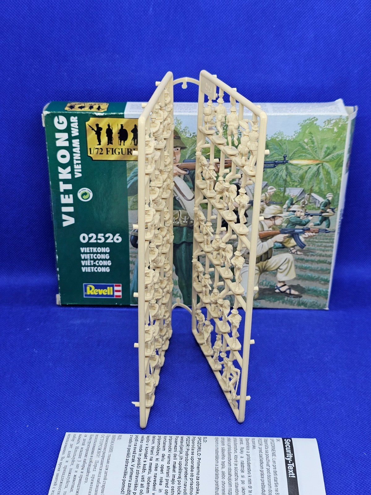 Revell 02526 Vietkong Vietnam War 172 50 Figurines Sur Grappes Avec Boite2