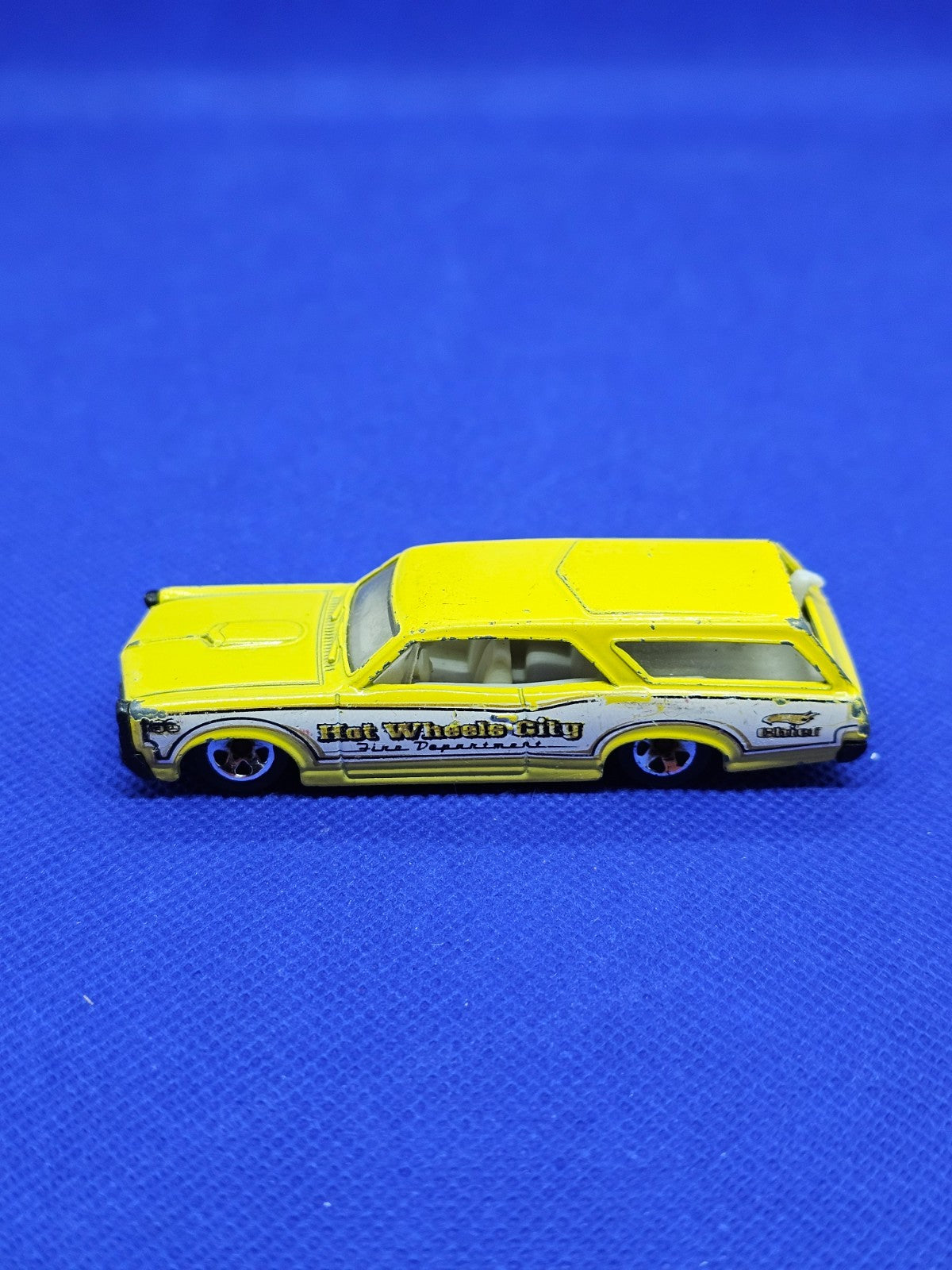 Custom 66 GTO Wagon Hot Wheels HW City Works Mattel 2010 Jaune2