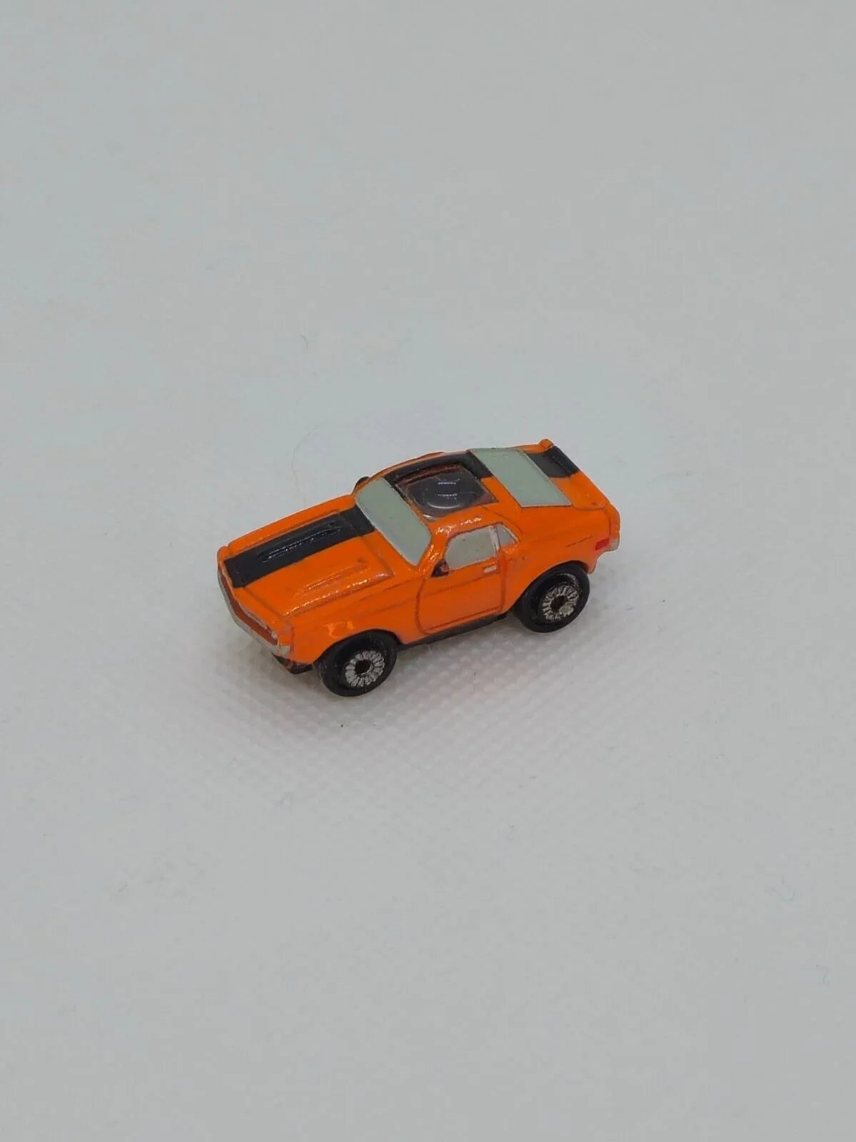 5561800