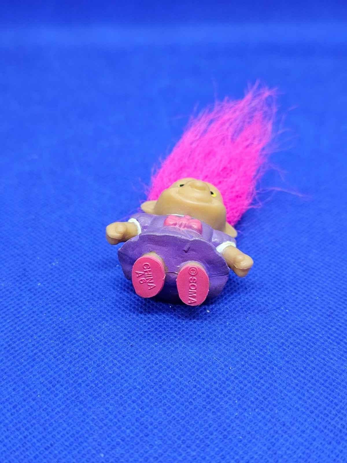 Poupée Troll Soma Cheveux Roses Robe Violette – Vintage Années 1990 – ~5 cm