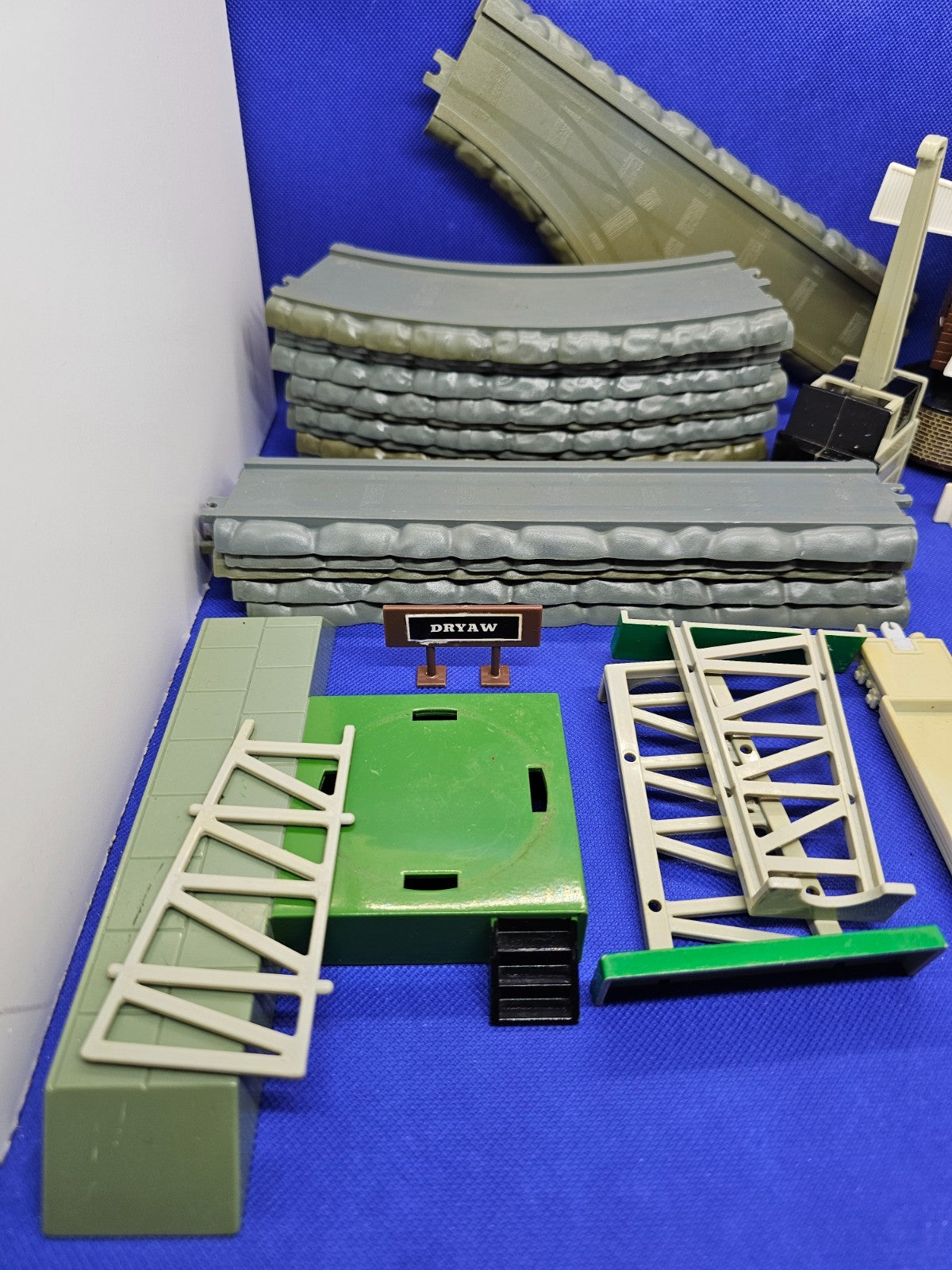 Lot rails décors Thomas Friends ERTL 1997 moulin gare Dryaw pièces détachées6