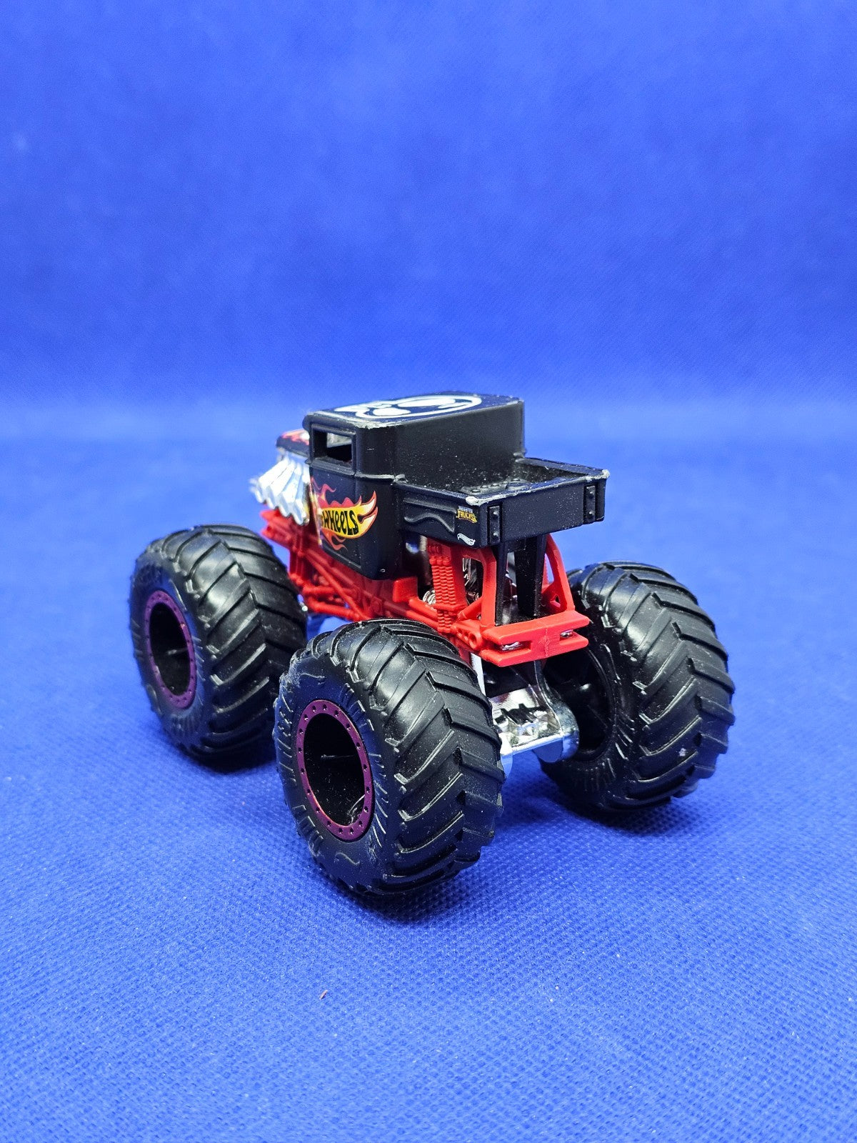 Bone Crusher Hot Wheels Monster Trucks Flames Skull Mattel 2018 164 9 cm1