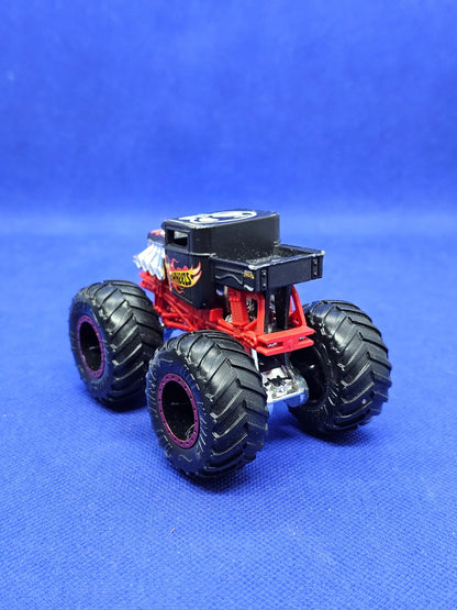 Bone Crusher Hot Wheels Monster Trucks Flames Skull Mattel 2018 164 9 cm1