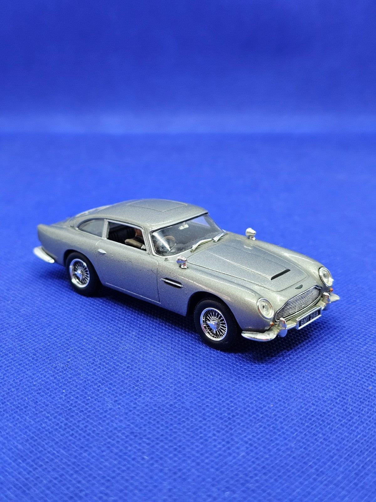Aston Martin DB5 Thunderball James Bond 007 Universal Hobbies 143 Figurine0