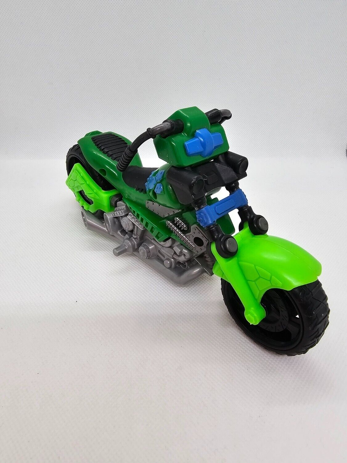 5561748