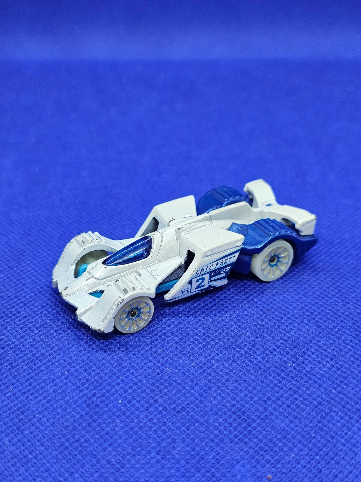 Hot Wheels Mattel 2014 Voiture Blanche et Bleue Epic Fast 2100