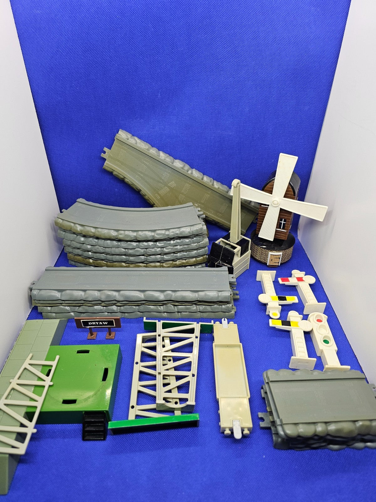 Lot rails décors Thomas Friends ERTL 1997 moulin gare Dryaw pièces détachées5