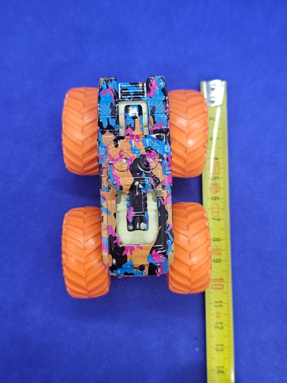Hot Wheels Monster Trucks Invader Tank Glow In The Dark 164 Mattel Loose4