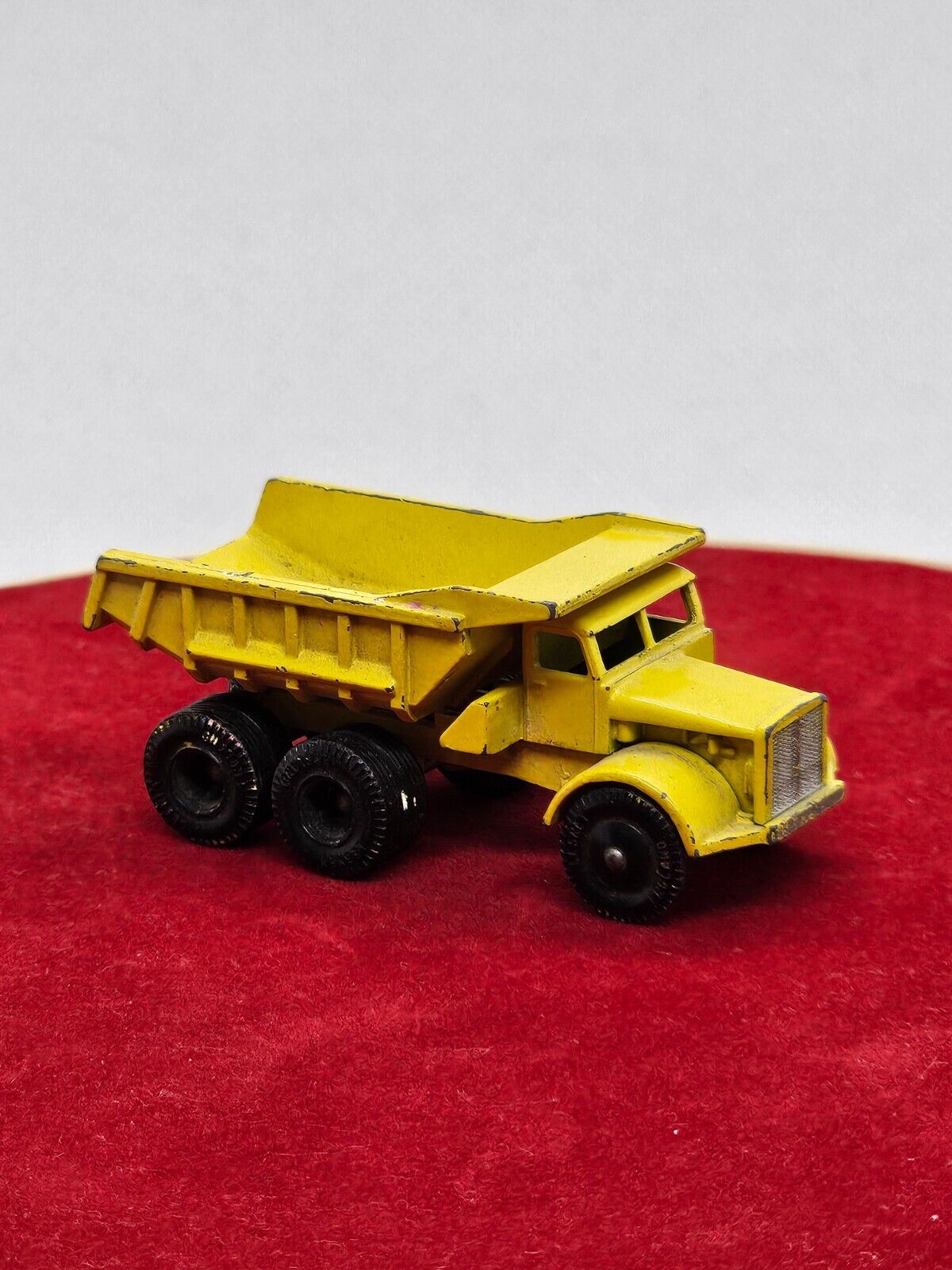 5561995