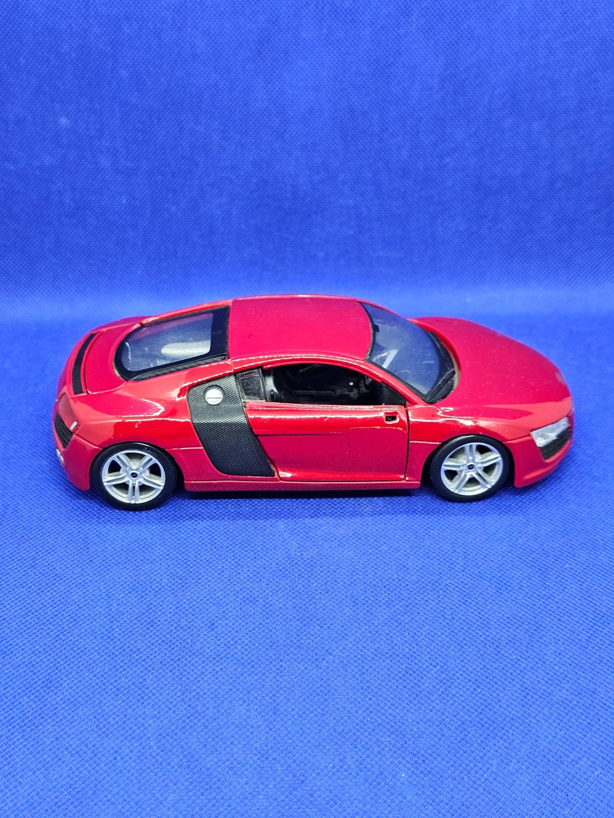 Audi R8 Rouge Maisto Special Edition 124 19 cm1