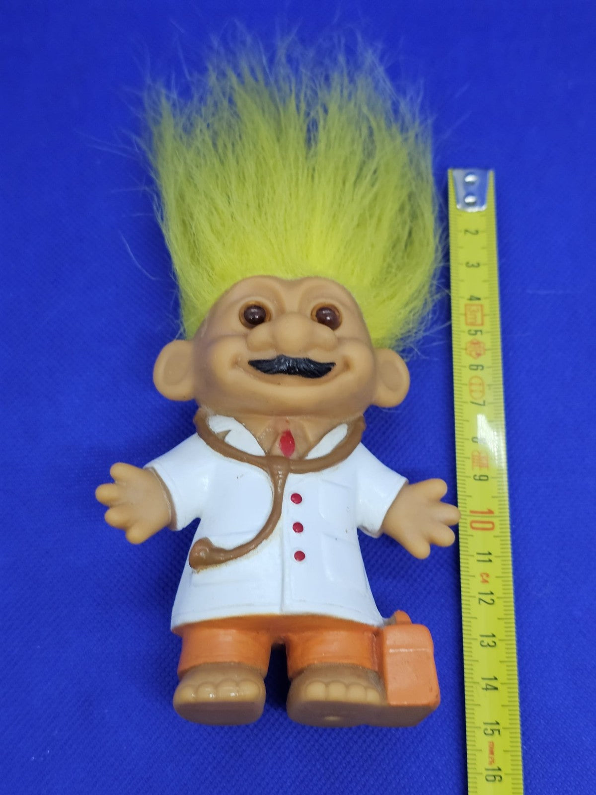 Troll Médecin Vintage Cheveux Jaunes Blouse Blanche Stéthoscope Mallette1