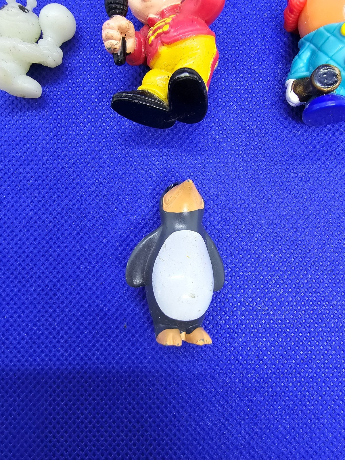 Lot 7 mini figurines Kinder et jouets divers vintage personnages dessin animé3