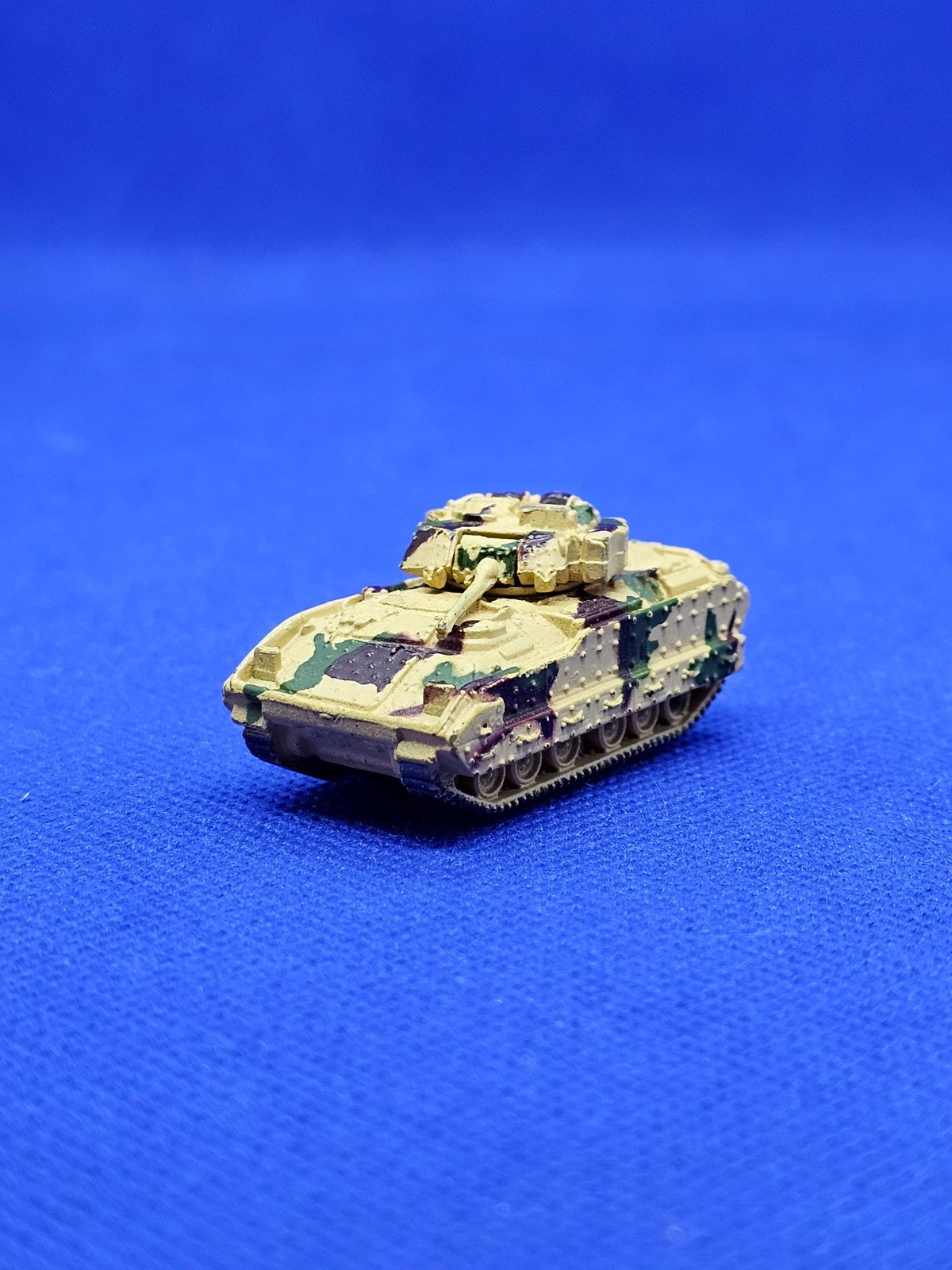 M2A2 Bradley Micro Machines Military Galoob Camouflage Désert Vintage0