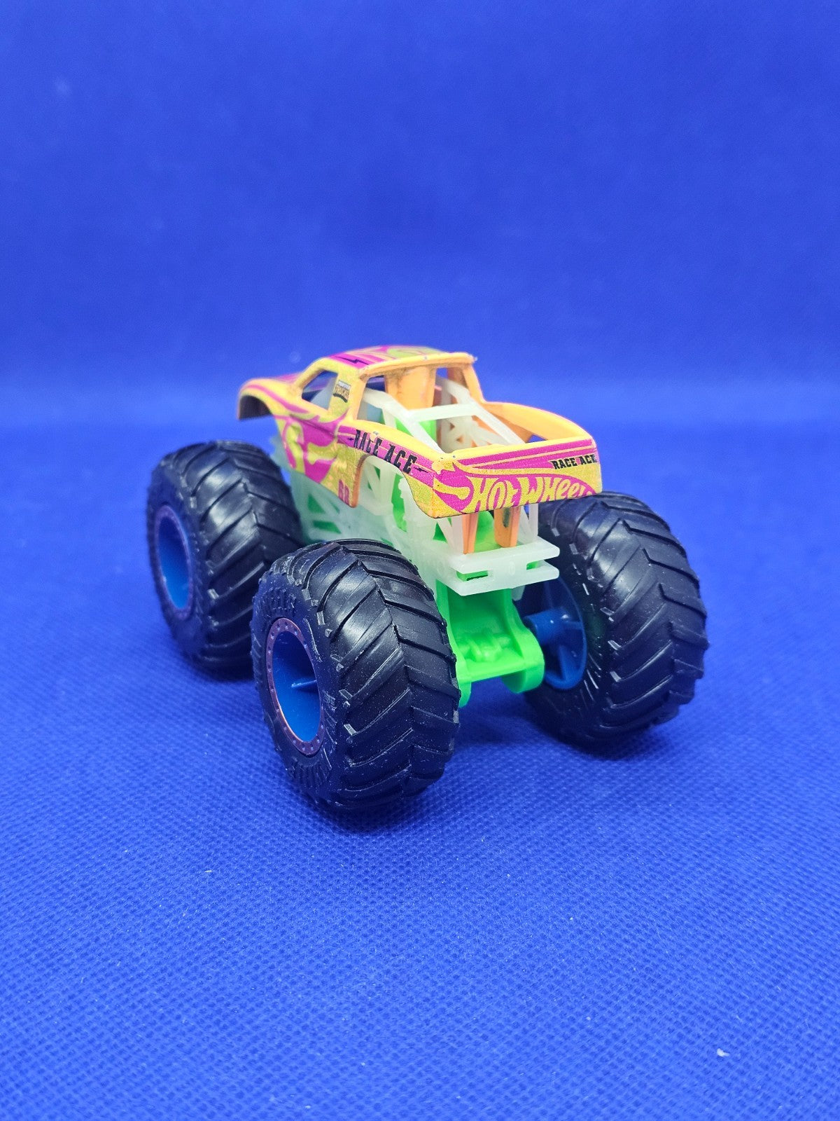 Hot Wheels Monster Trucks Race Ace Glow In The Dark 164 Mattel 9 cm1