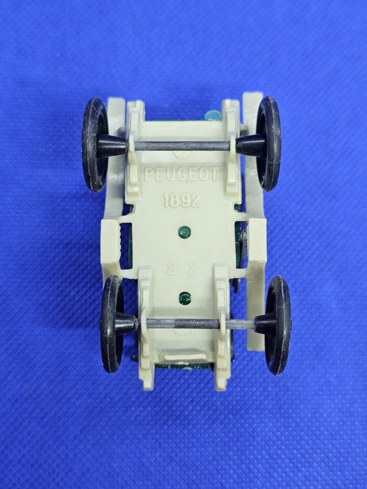 Peugeot 1892 Huilor tacot miniature publicitaire plastique à assembler 6,5 cm3