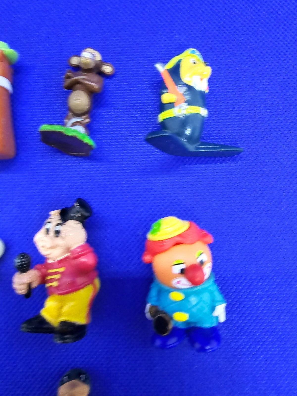 Lot 7 mini figurines Kinder et jouets divers vintage personnages dessin animé2