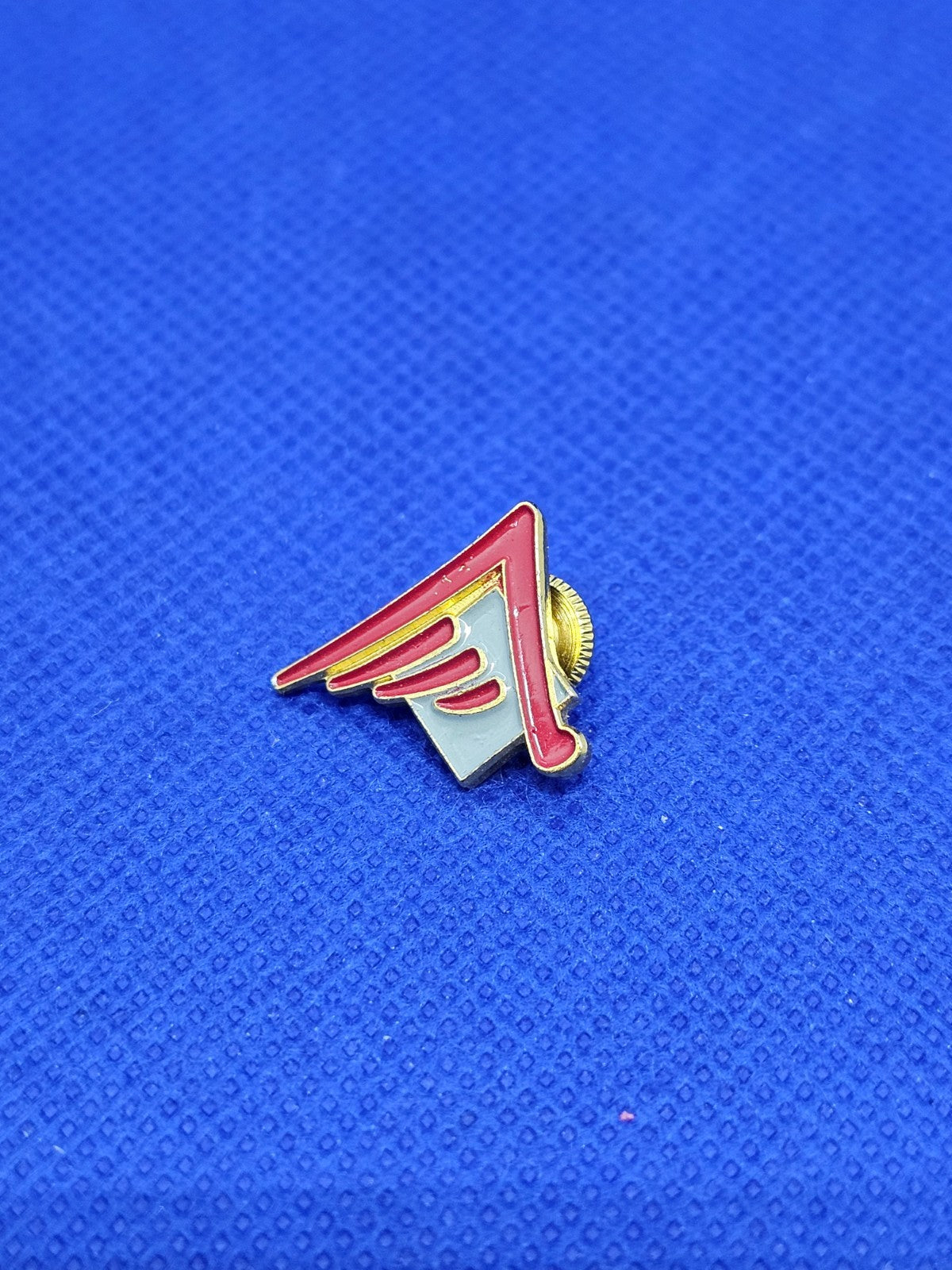 Pin's Vintage Logo Ailé Rouge Gris Métal Doré JEP Collection Années 900