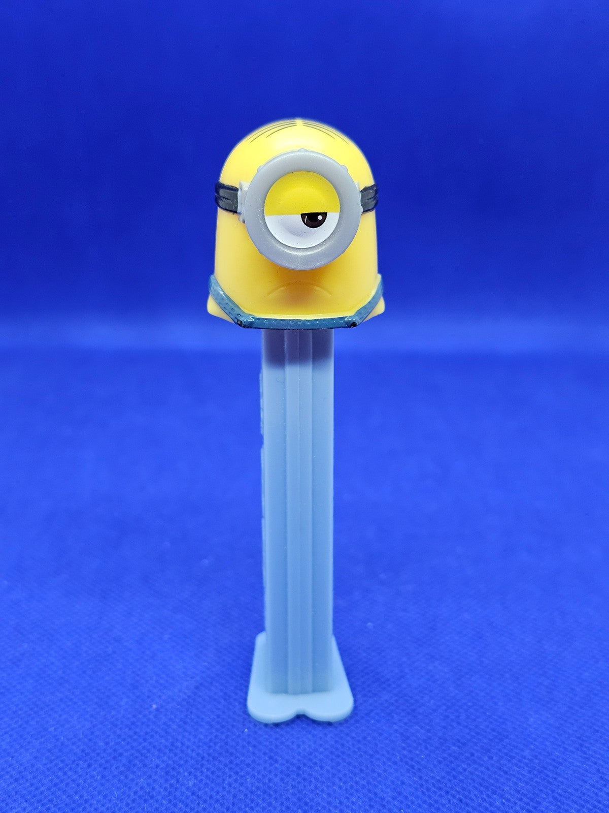 Distributeur PEZ Minion Stuart Œil Demi Fermé Despicable Me PEZ 2015 11 cm0