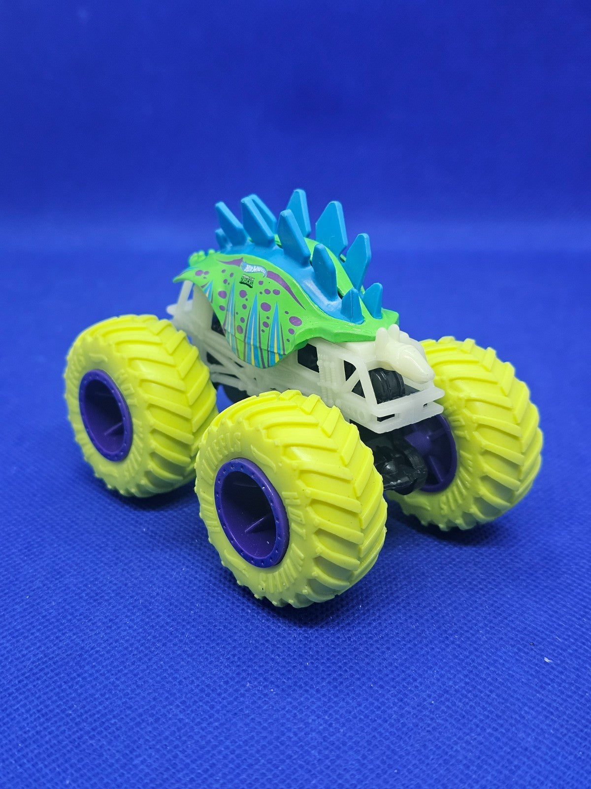 Hot Wheels Monster Trucks Motosaurus Glow In The Dark 164 Mattel 9 cm0