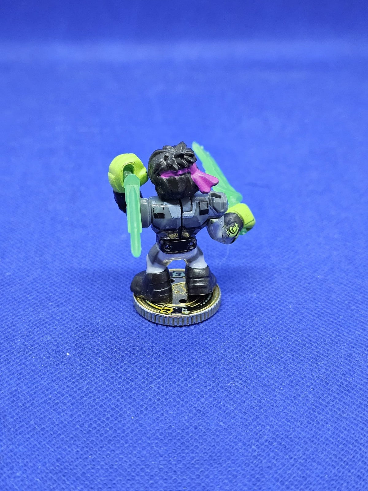 Glitchblade Akedo Série 1 Ultra Rare Moose Toys 2021 avec deux armes1