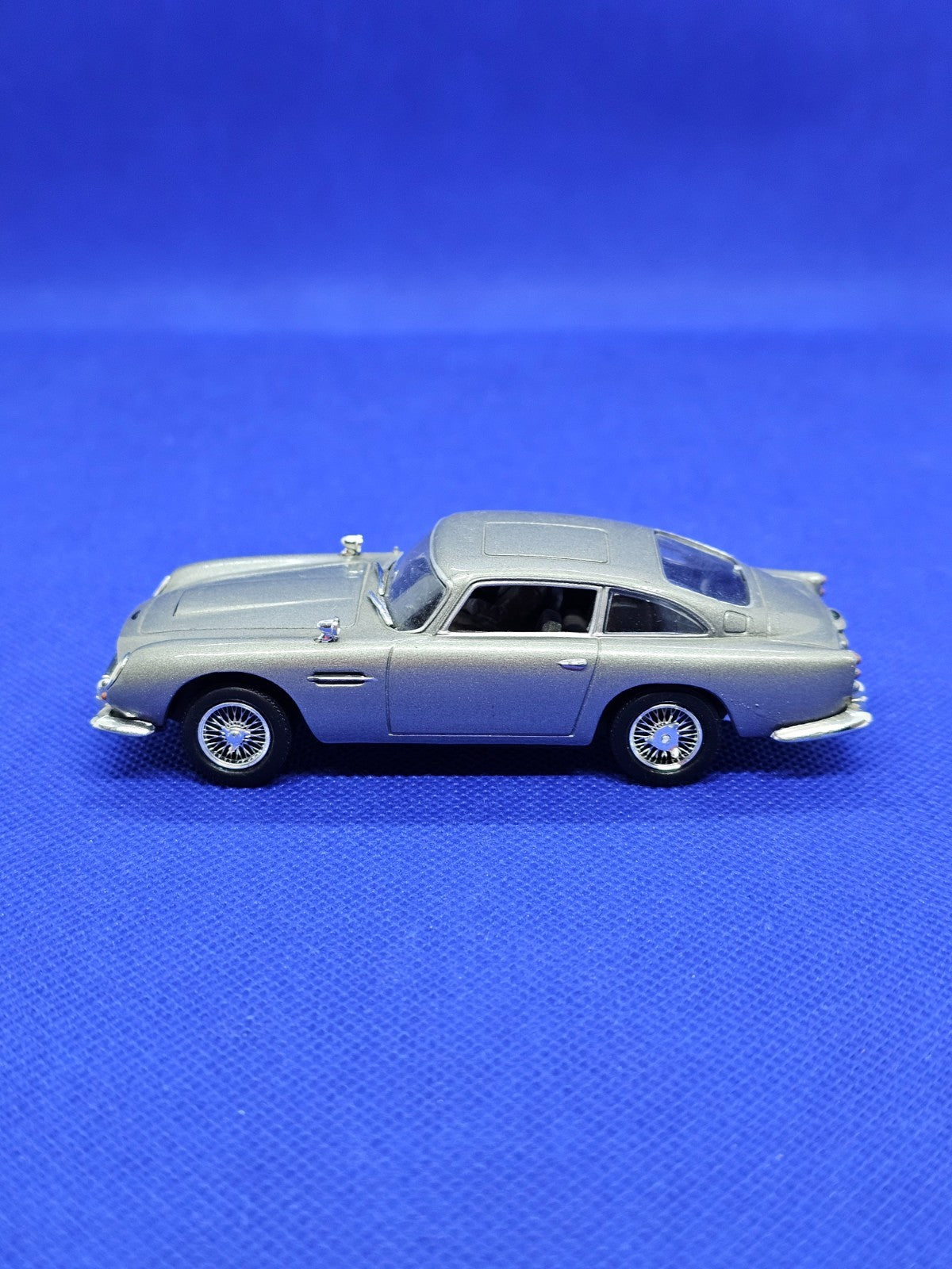 Aston Martin DB5 Thunderball James Bond 007 Universal Hobbies 143 Figurine3