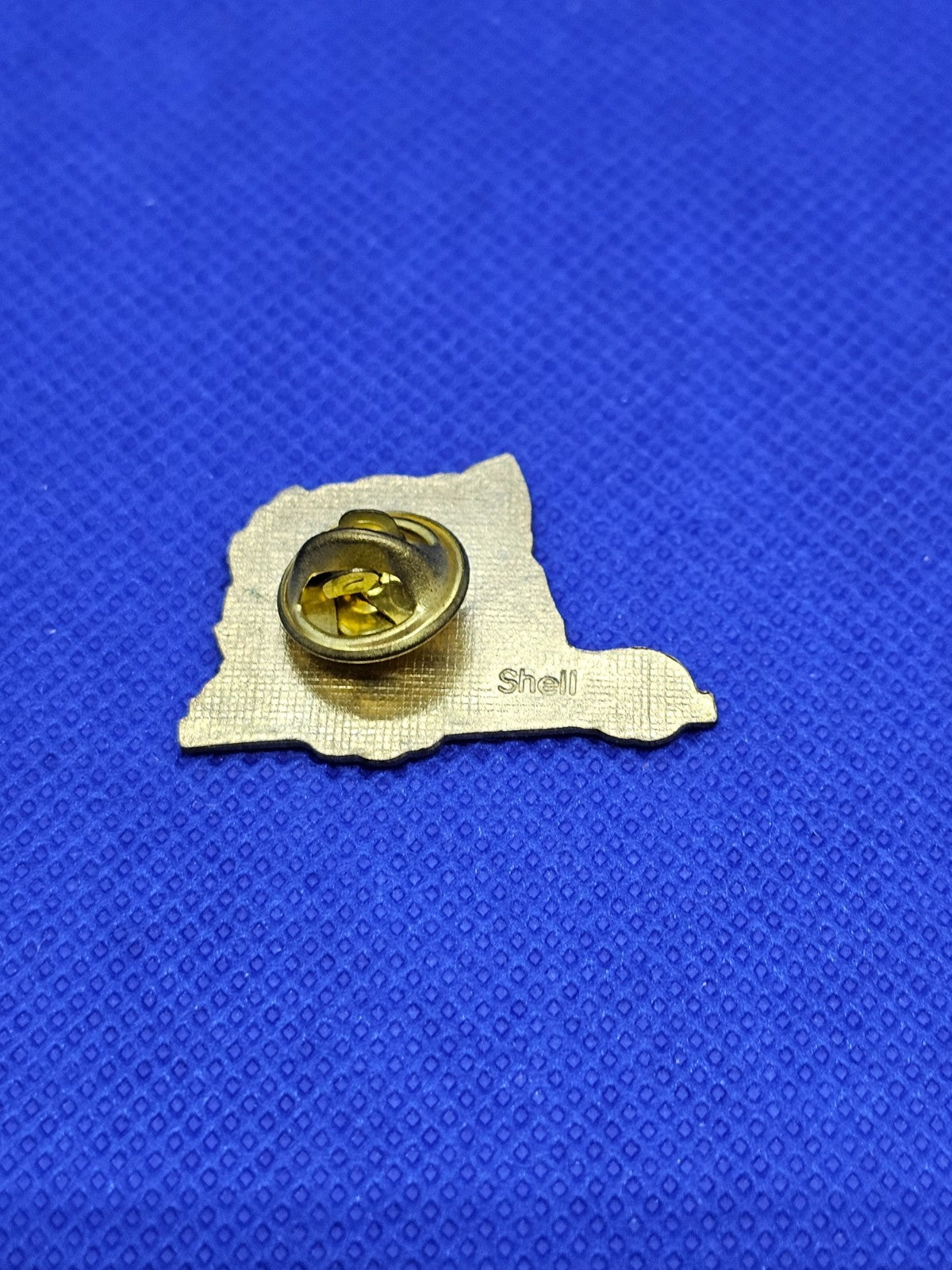 Pin’s Shell Husky Chien Vintage Années 1990 Métal Émaillé Doré1