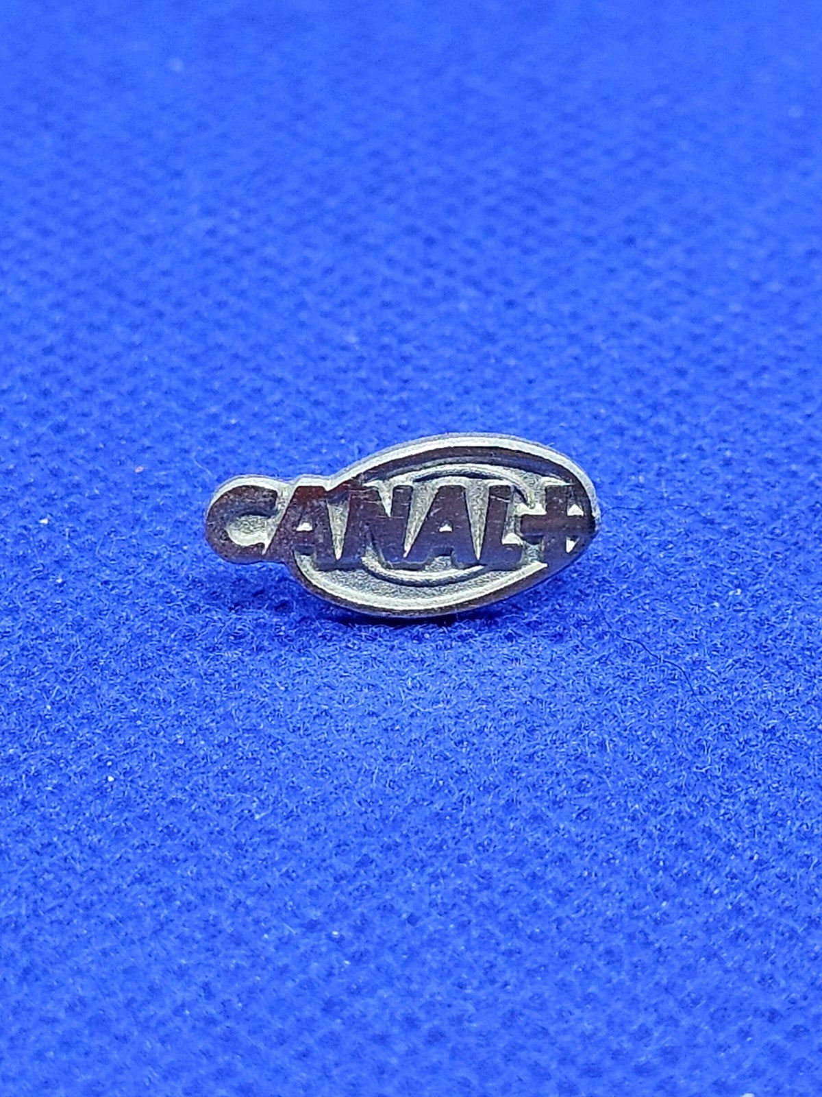 Pin's Canal+ Logo Télévision Métal Argenté Collection Publicitaire Rétro0