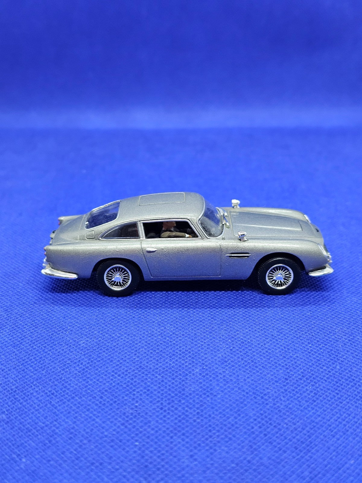 Aston Martin DB5 Thunderball James Bond 007 Universal Hobbies 143 Figurine4
