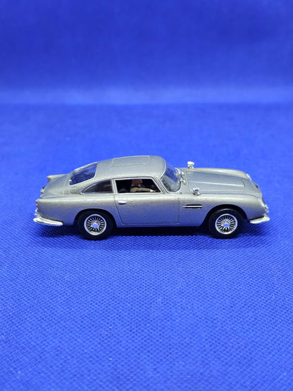 Aston Martin DB5 Thunderball James Bond 007 Universal Hobbies 143 Figurine4