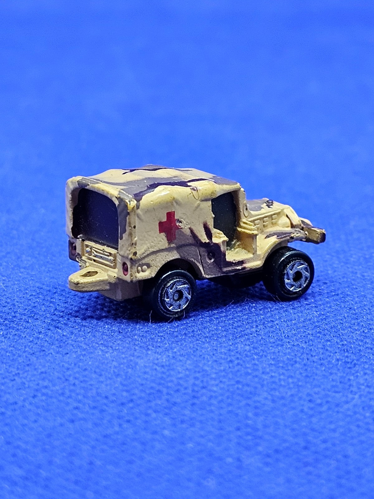 M37 Ambulance Militaire Micro Machines Galoob Camouflage Désert Croix Rouge Vint1