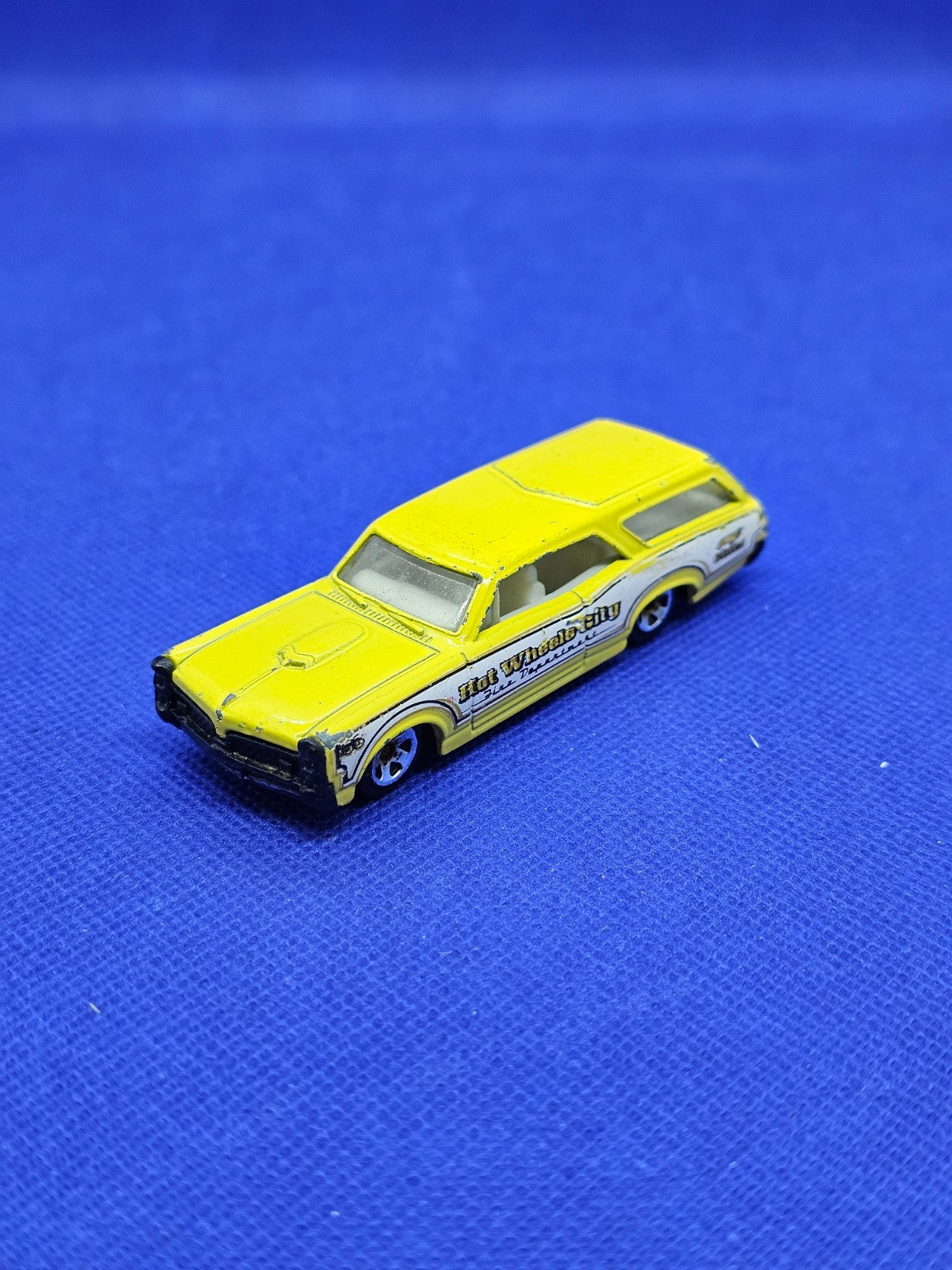 Custom 66 GTO Wagon Hot Wheels HW City Works Mattel 2010 Jaune0