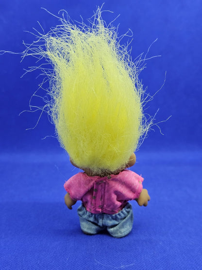 Poupée Troll Vintage Cheveux Jaunes Haut Rose Pantalon Bleu Années 19901