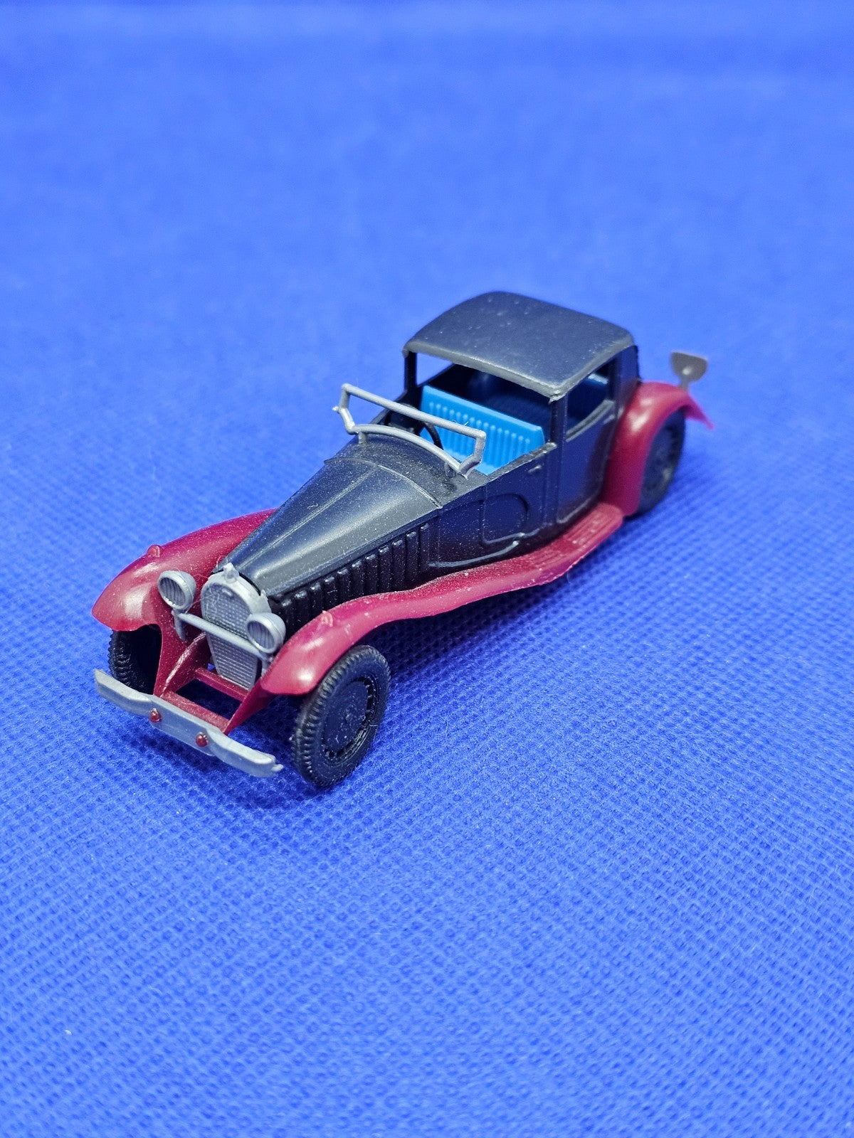 Bugatti 1930 Huilor voiture miniature publicitaire plastique à assembler 9 cm0