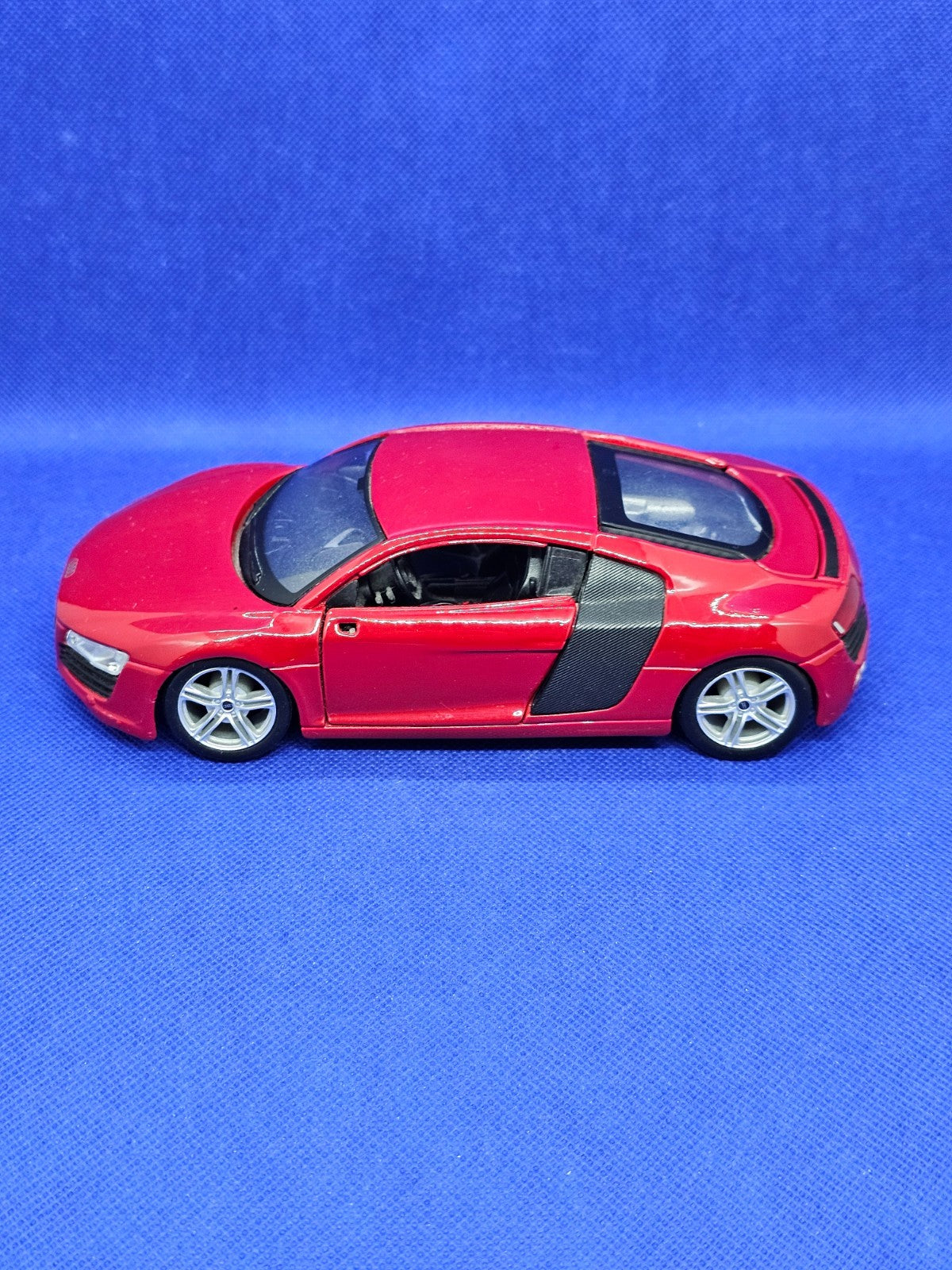 Audi R8 Rouge Maisto Special Edition 124 19 cm3