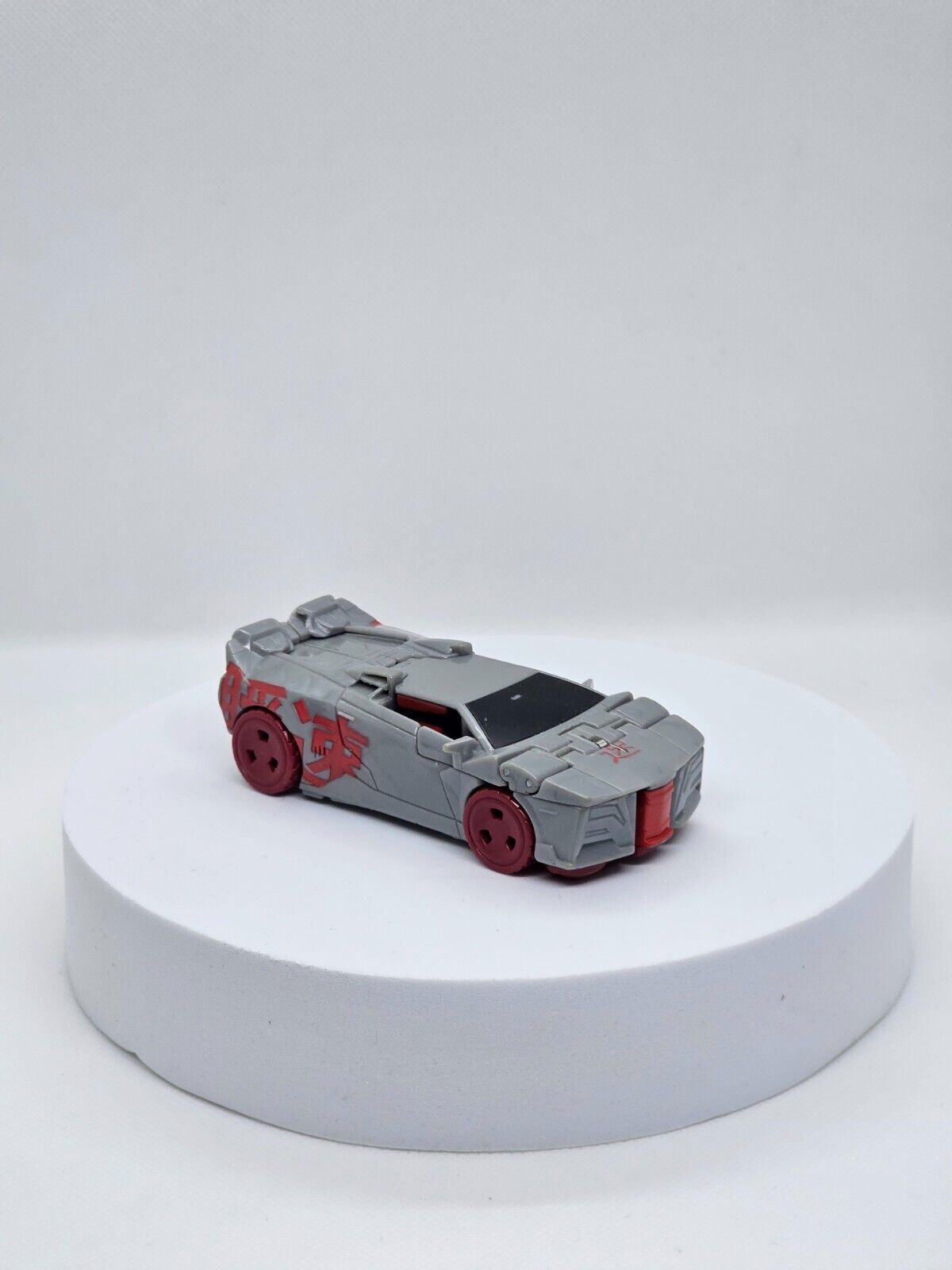 5561818