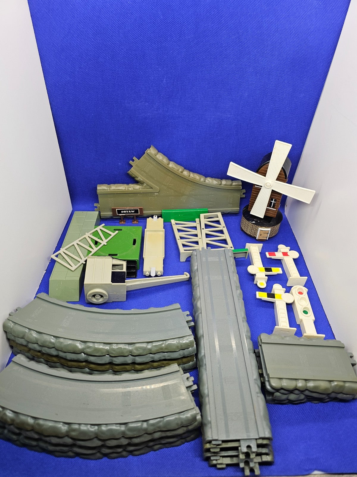 Lot rails décors Thomas Friends ERTL 1997 moulin gare Dryaw pièces détachées0