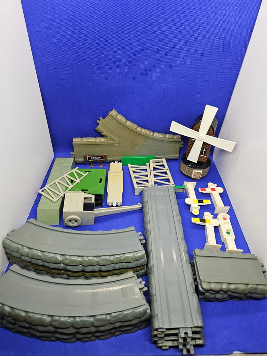 Lot rails décors Thomas Friends ERTL 1997 moulin gare Dryaw pièces détachées0