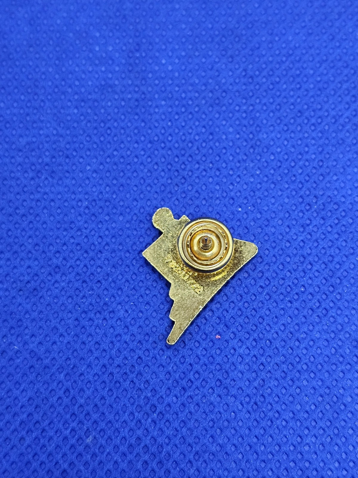 Pin's Vintage Logo Ailé Rouge Gris Métal Doré JEP Collection Années 901