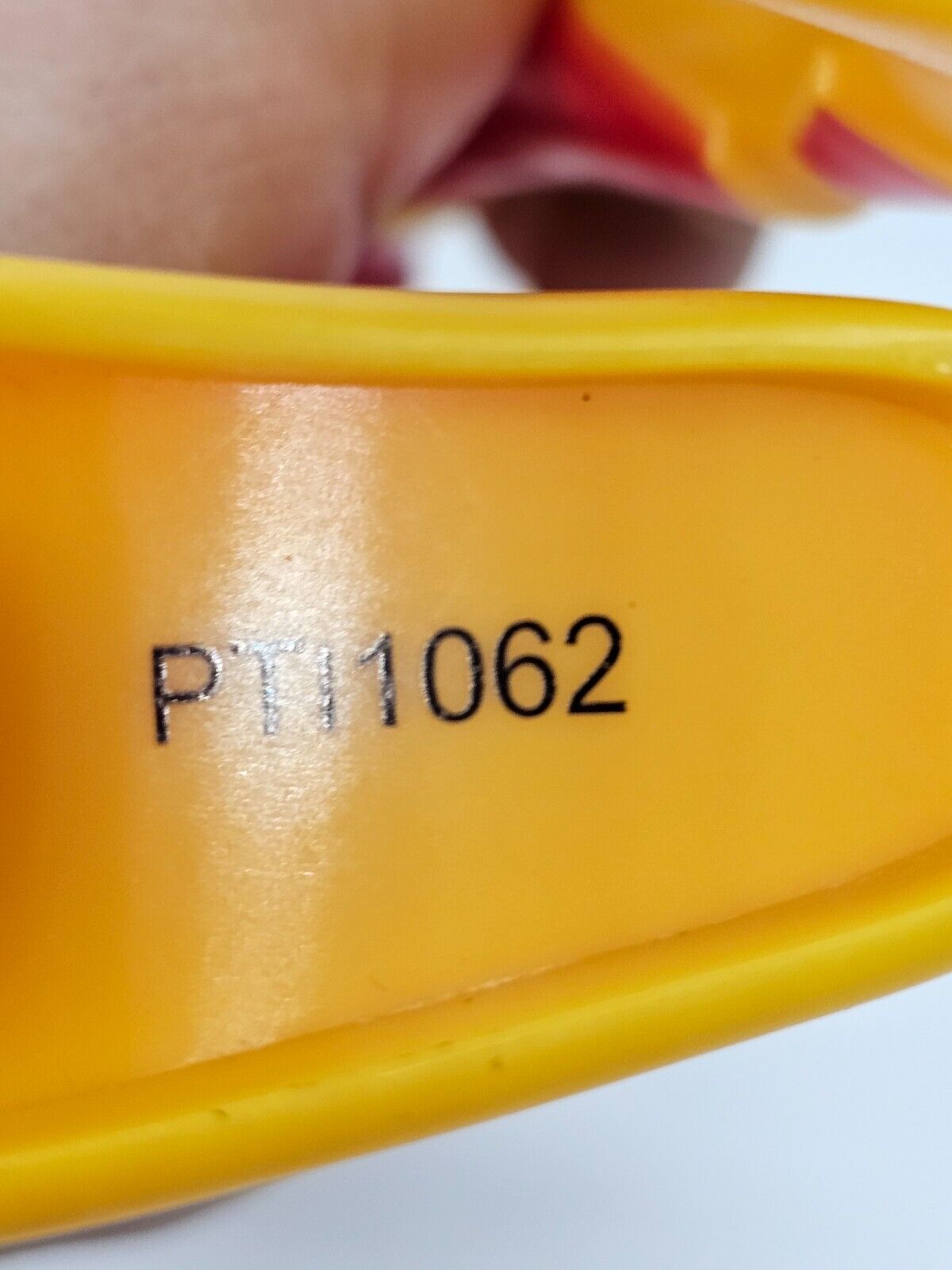5561978