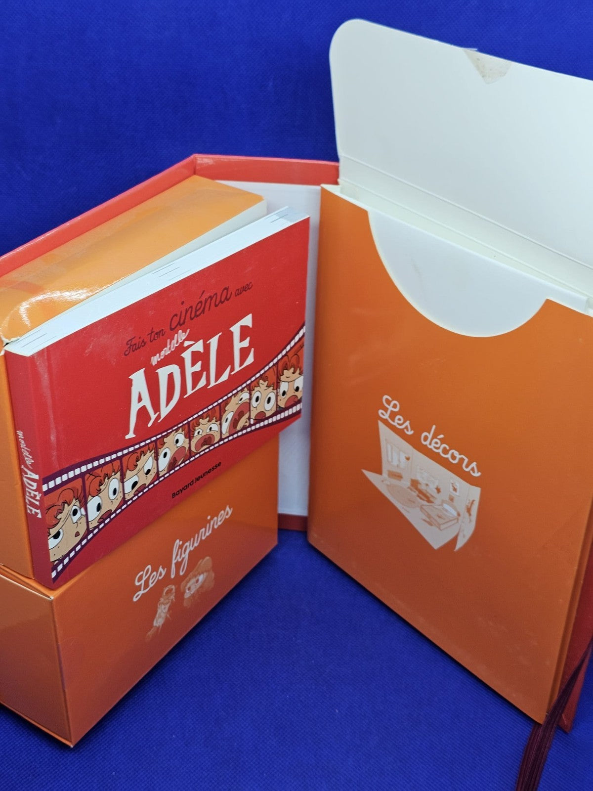 Fais ton cinéma avec Mortelle Adèle Coffret Figurines Adèle Ajax Bayard Jeunesse2