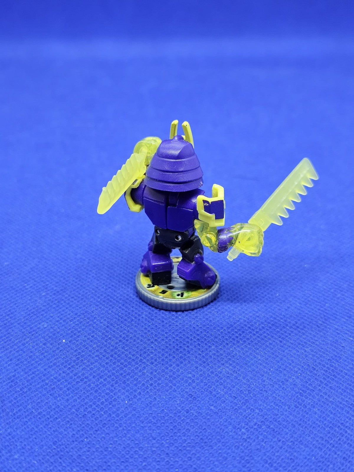 Shockblade Twinfang Akedo Série 2 Epic Moose Toys figurine deux armes2