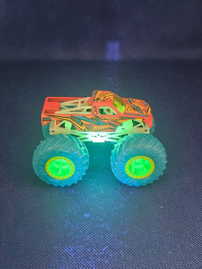 Hot Wheels Monster Trucks Torque Terror Glow In The Dark 164 Mattel 9 cm4