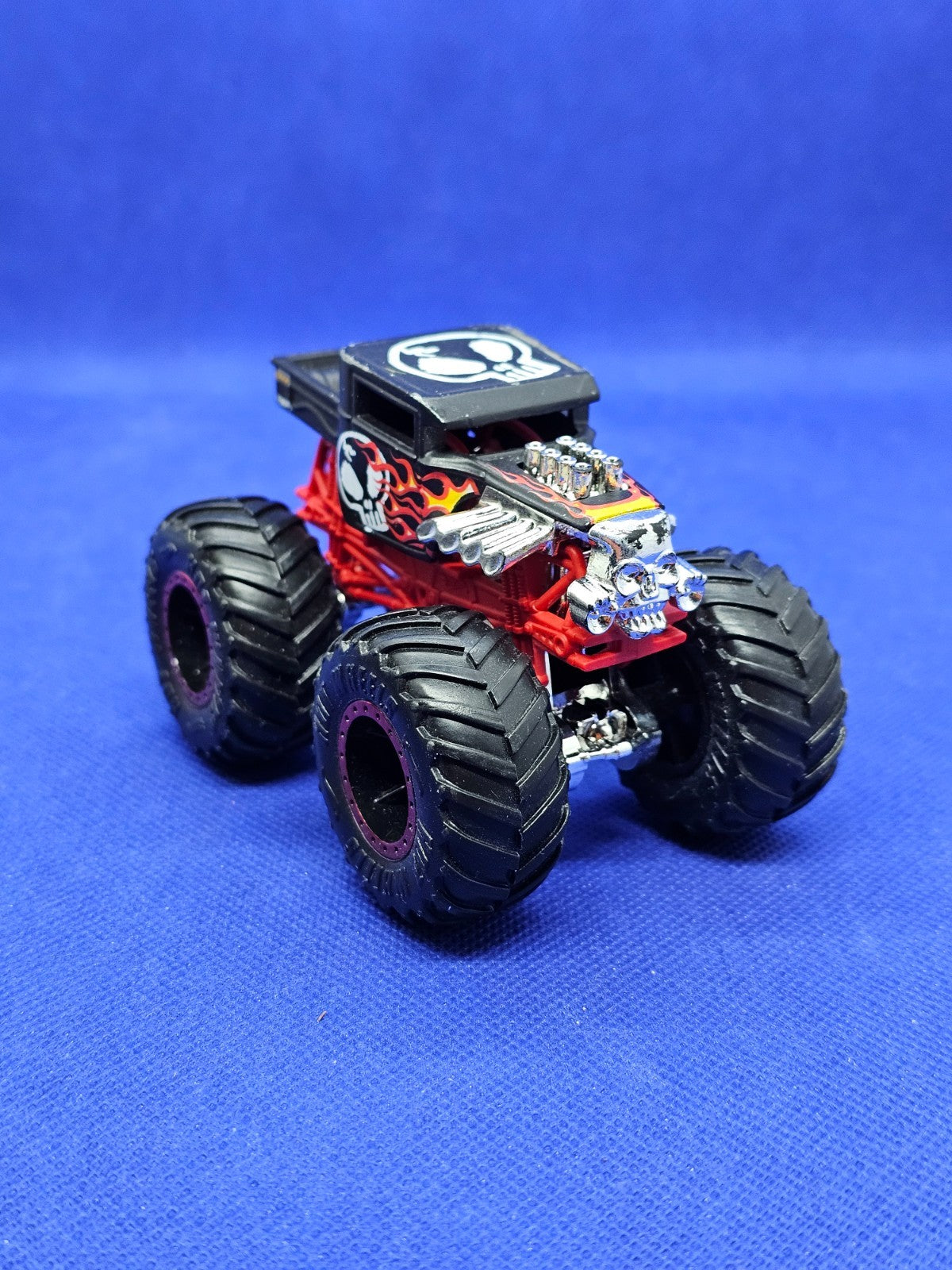 Bone Crusher Hot Wheels Monster Trucks Flames Skull Mattel 2018 164 9 cm0
